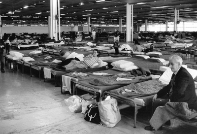 103624 Gezicht in één van de hallen van de Jaarbeurs (Croeselaan) te Utrecht, met bedden voor de geëvacueerde bewoners ...